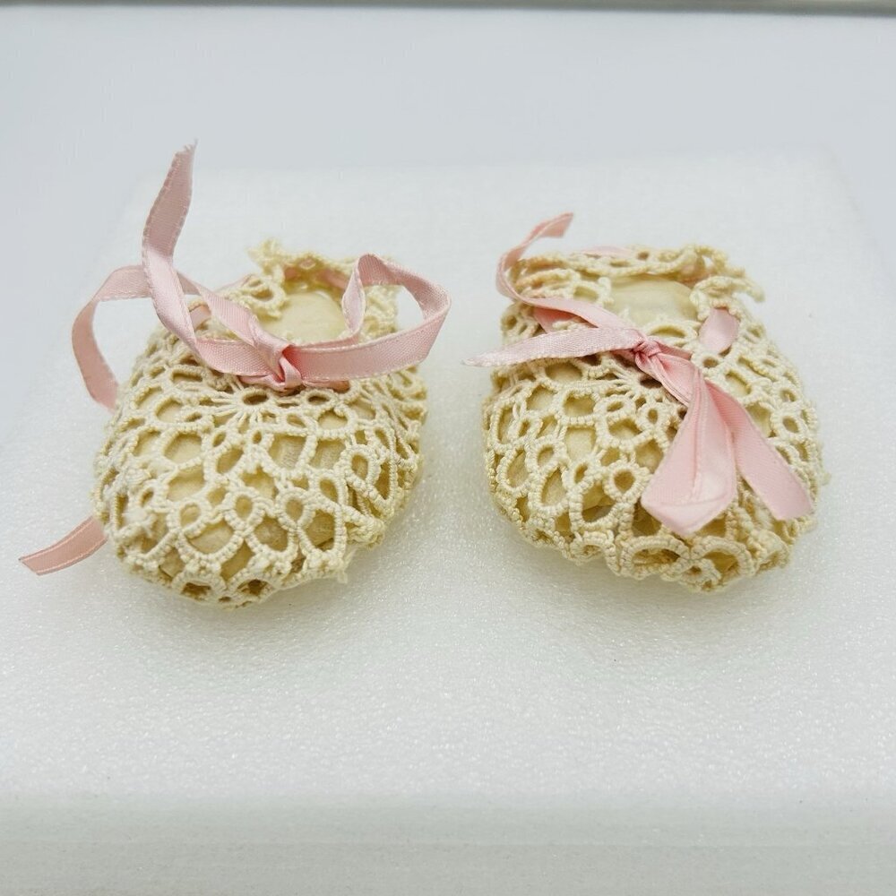 Vintage 1920's Ivory Crochet Baby Shoes Pink Satin Ribbon - Picture 2 of 4